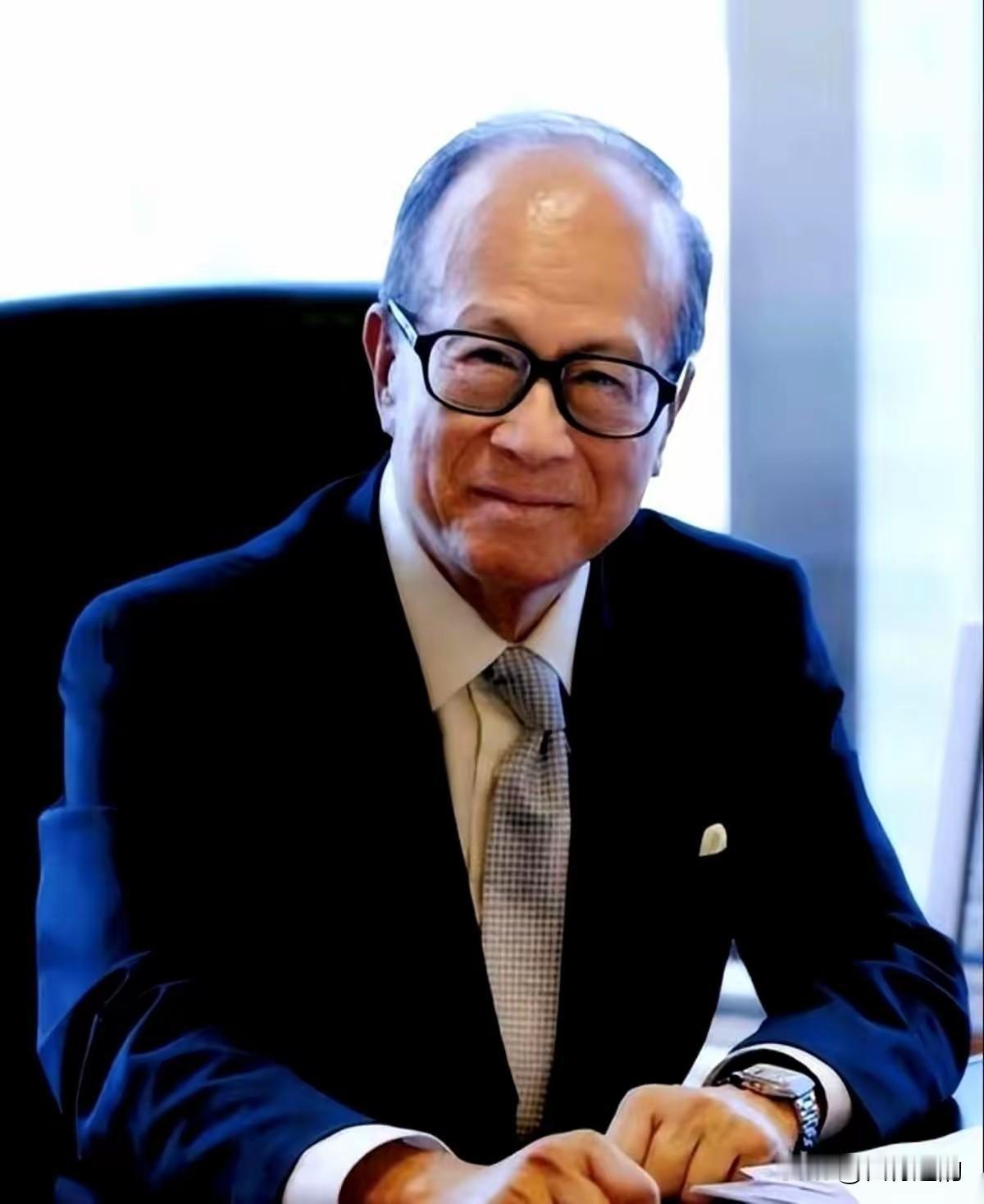 香港那边大火刚灭，烟都还没散干净呢。李家的算盘珠子，就已经敲响了。官宣要把屈