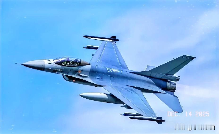 突发美国高级官员透露12月13日，美军紧急出动两架F-16战斗机低空飞越叙利