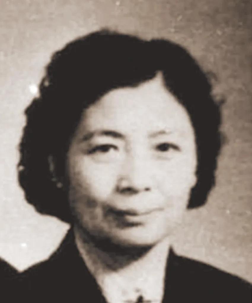 原名郭维轩，1916年12月23日生于吉林省依兰县（今属黑龙江省）农民家庭。19