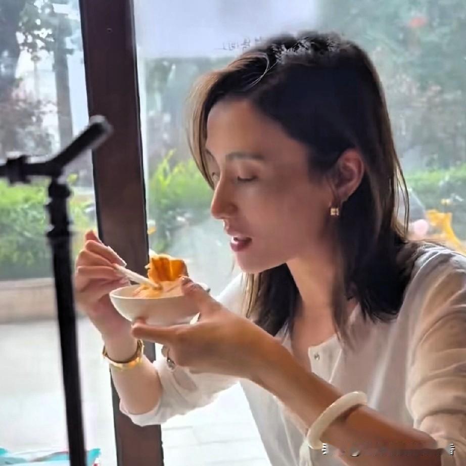 海哈金喜自与李亚鹏离婚后，直播带货做得有声有色。她的生活并未因离婚受到影响，还时