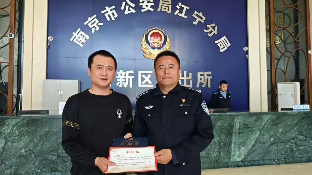南京网约车司机余凤亮，拉到了一位让他越开越心慌的女乘客。短短一段市内行程，女