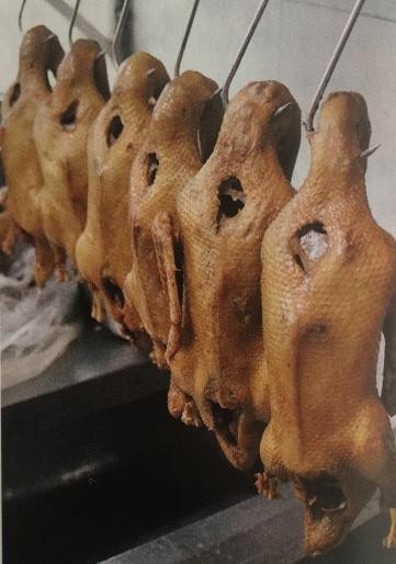 昆山大麻鸭由江苏省昆山麻鸭原种场用当地娄门鸭母鸭和北京鸭公鸭杂交