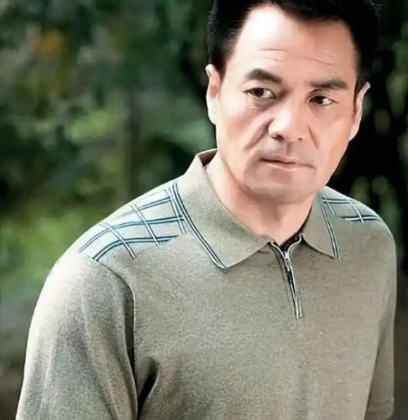 1994年，王志文抢走了尤勇智的女友许晴，尤勇智到葛优家痛哭，葛优安慰他说：“