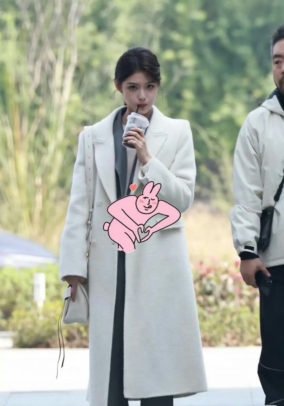 这一身单看穿搭是真的不行（不信你把脸遮住）之所以觉得还好，只能说这个是靠脸挽救了