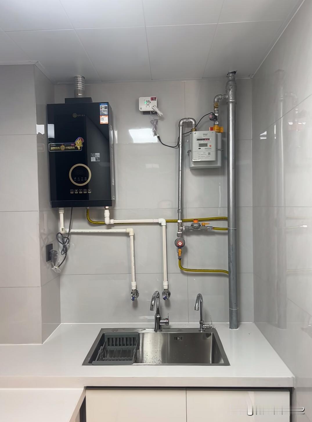 求助，这一整面墙的管道，怎么遮丑呢？