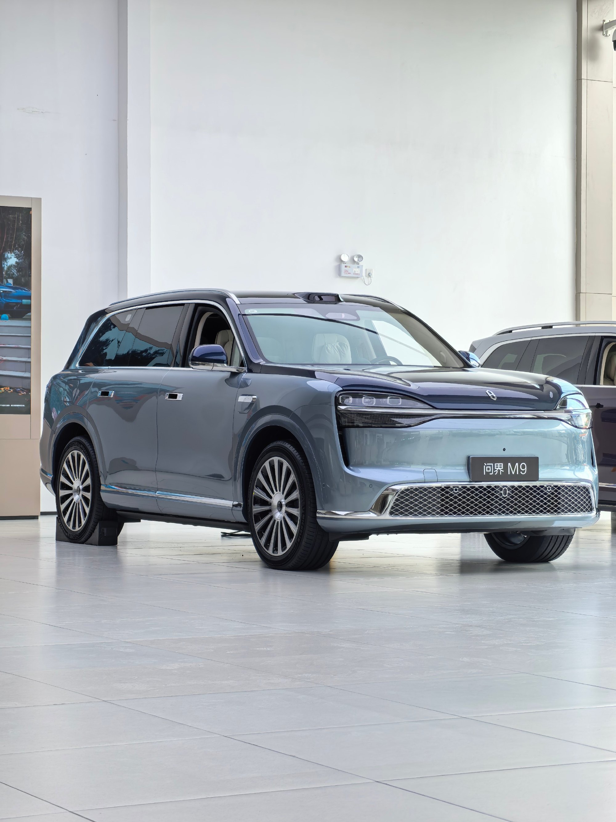 🚗趁着保养间隙顺带感受了一下全新一代的M9。还得是M9，新一代这个外...