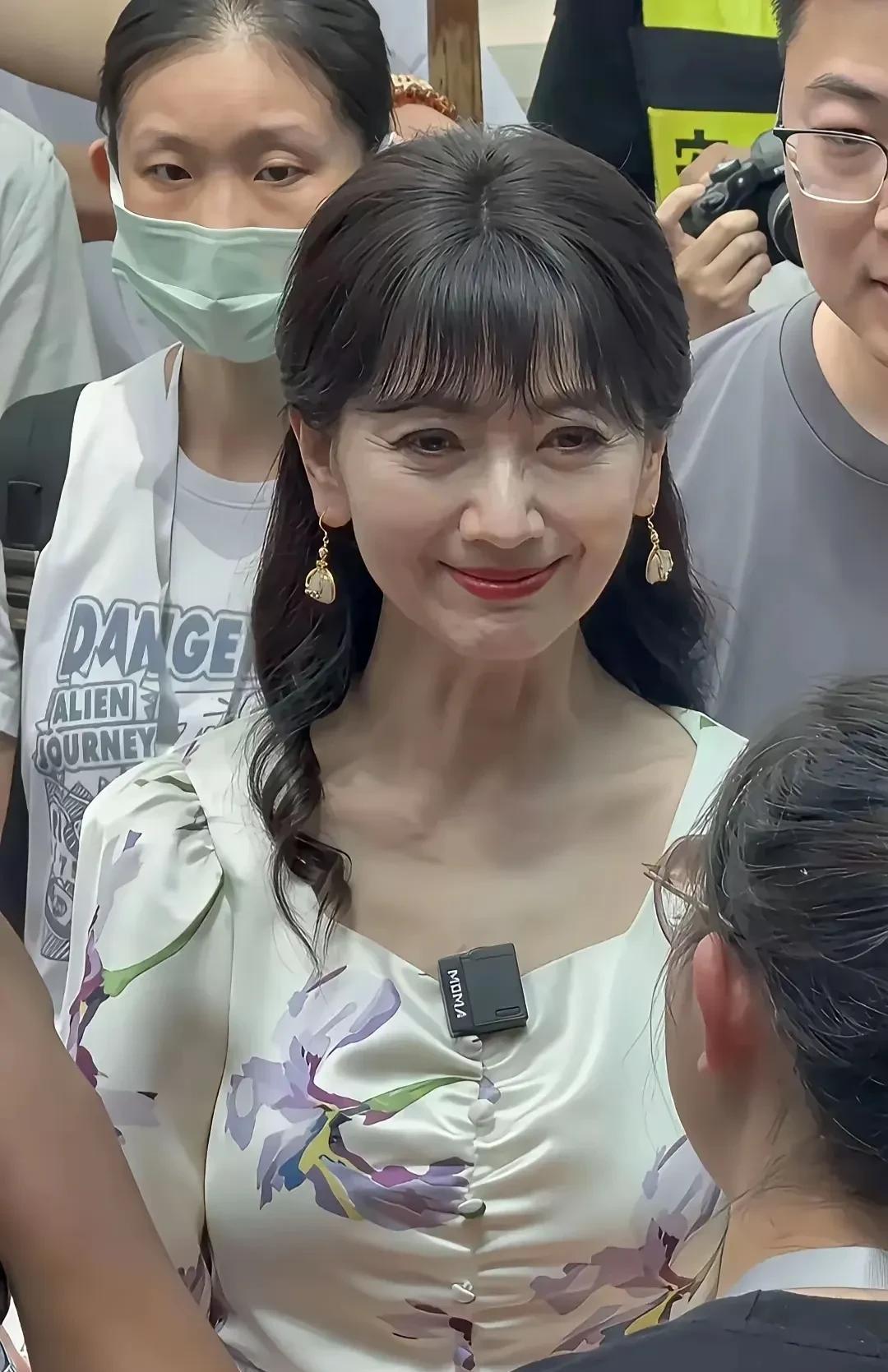 哪有什么不老女神呀！只是化妆和滤镜再加上美颜所呈现出的假象罢了。看看真实的赵雅