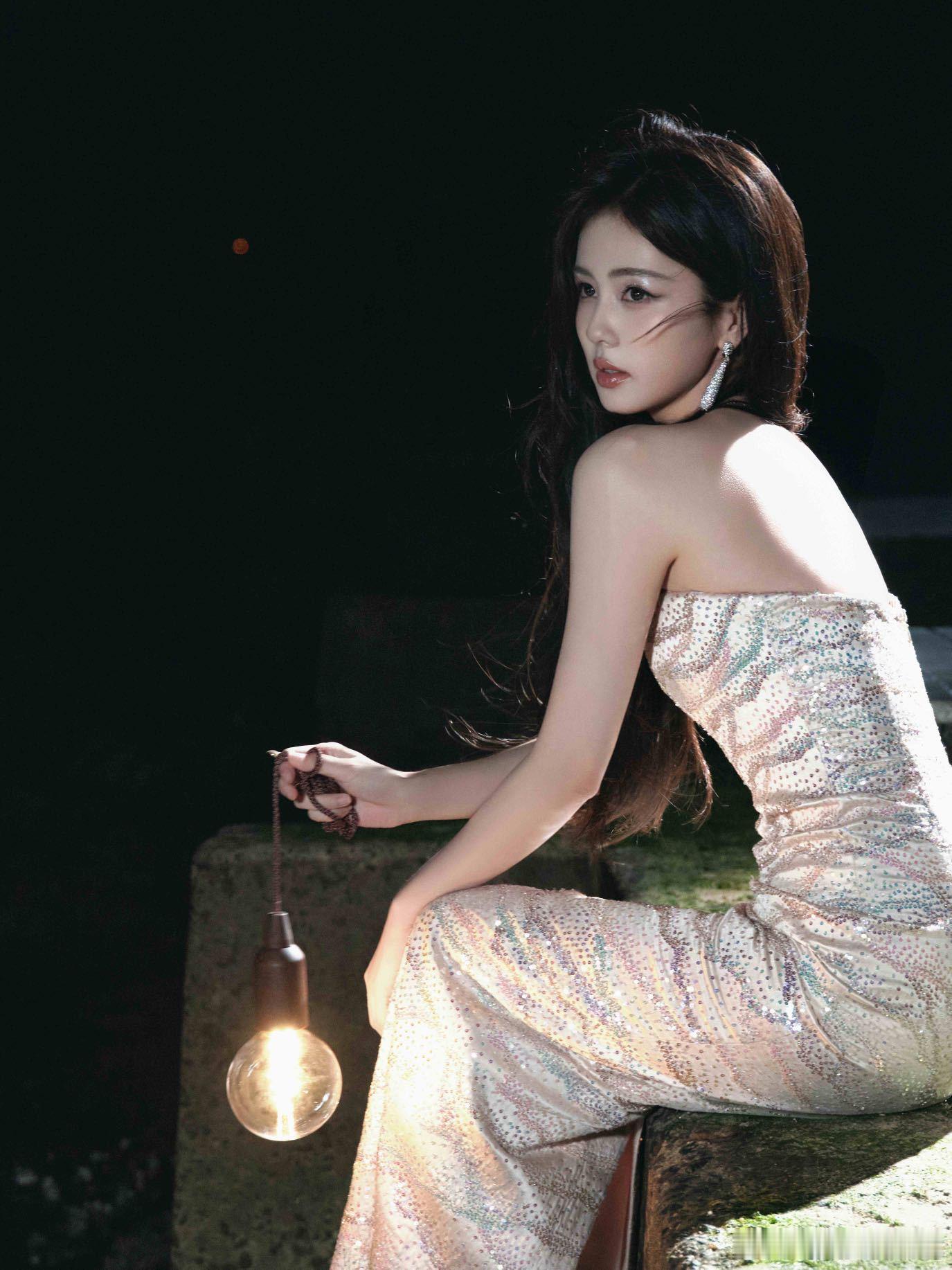 白鹿今晚的两套高定:UlyanaSergeenko和RahulMishra✨