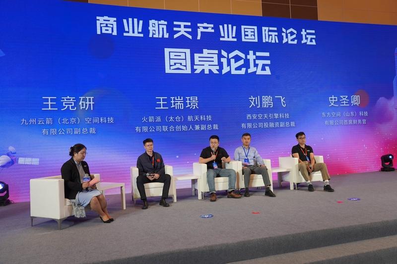 2025年12月3日，蓝箭航天朱雀三号在东风试验场完成历史性首飞。这枚全球首型不