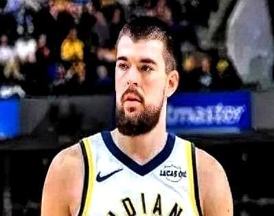 正给女儿温着奶瓶，看到总裁来电，他手一抖就知道：完了，要走了。他提前两天就