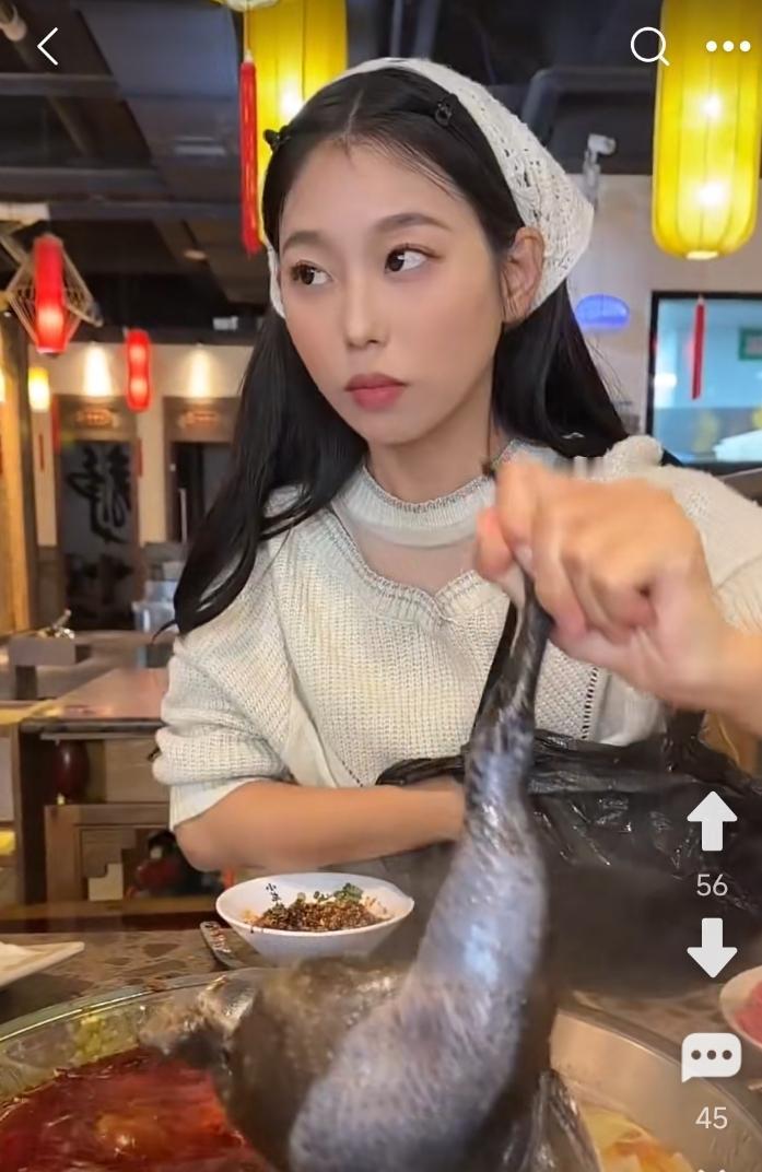 天气寒冷，人们总喜欢去打火锅。上海一火锅店，一行6人自带食物到店里打火锅，吃了两