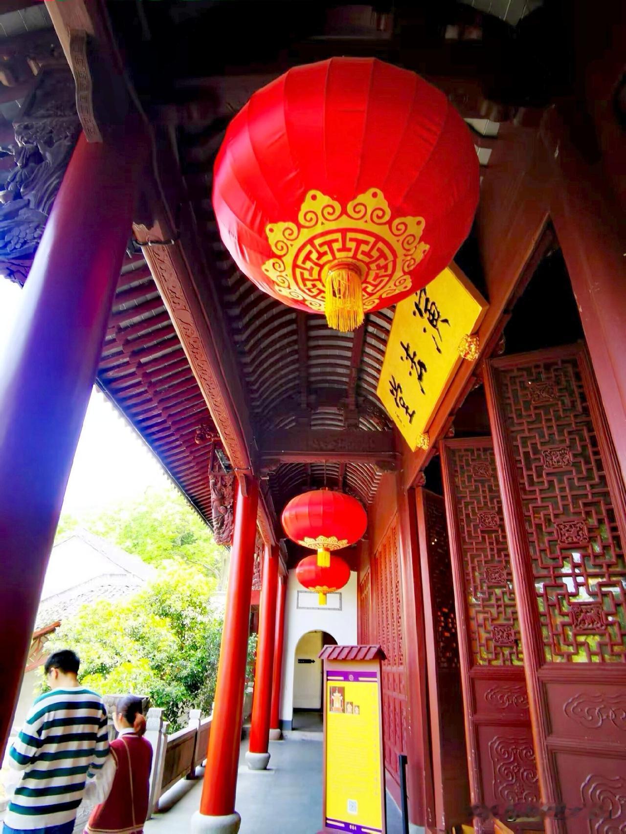 徒步杭州西湖南线景点净慈寺，净慈寺位于‌西湖南岸南屏山慧日峰下‌，是西湖历史上四