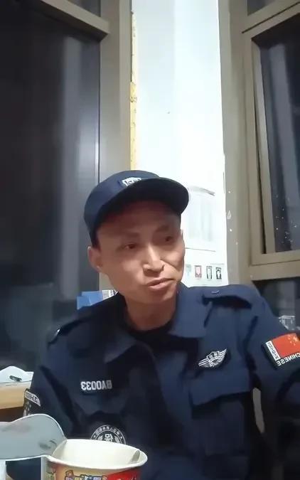 傍晚没事在门岗室和保安闲聊，他告诉我：自己今年45岁了，父母多年前都去世了，年轻