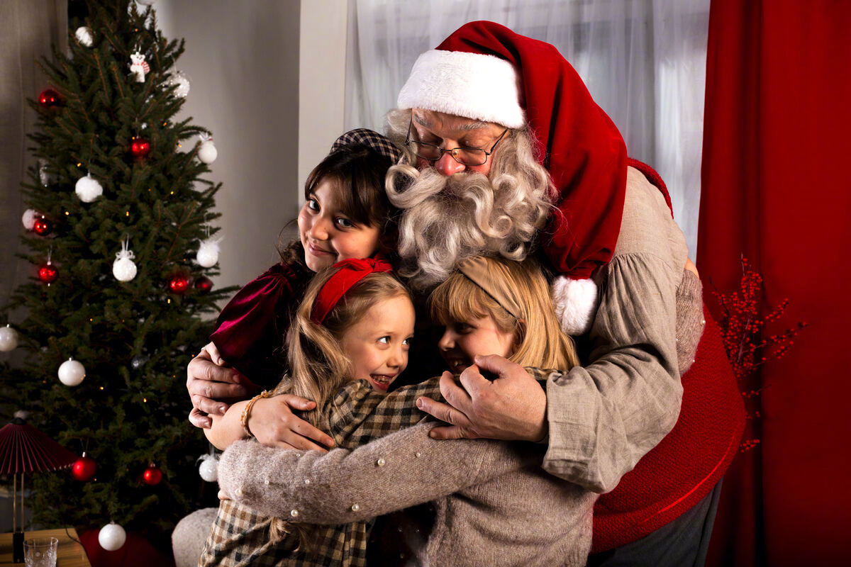 【这里是芬兰】全芬兰都已经开始悄悄进入圣诞模式啦。灯光亮起、肉桂飘香、雪花随时可