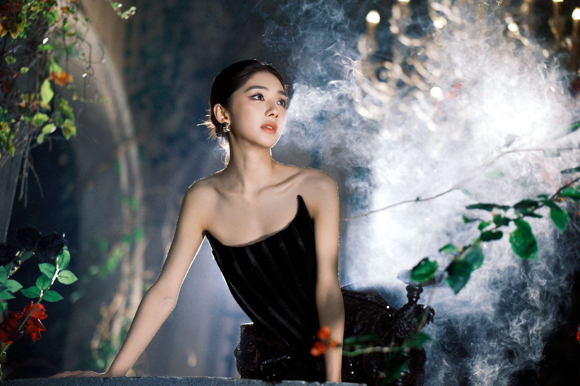 王影璐，墨色轻盈，自带暗夜优雅格调。王影璐