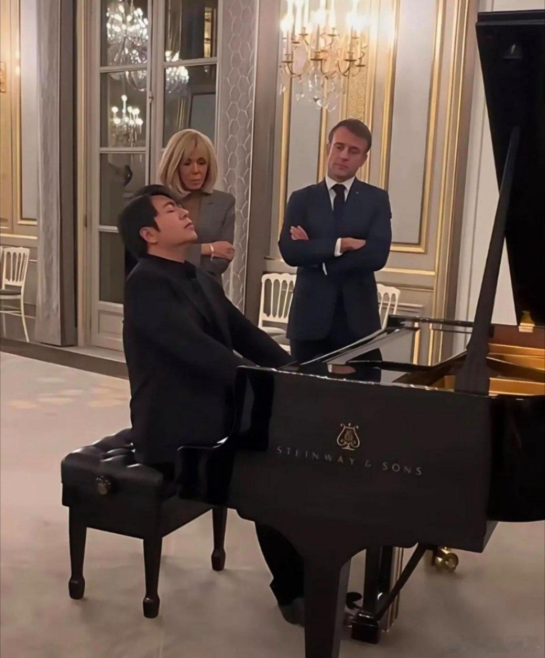 马克龙：你到底在陶醉什么…..看着他这个表情，钢琴应该弹的很牛掰吧！如果弹的不