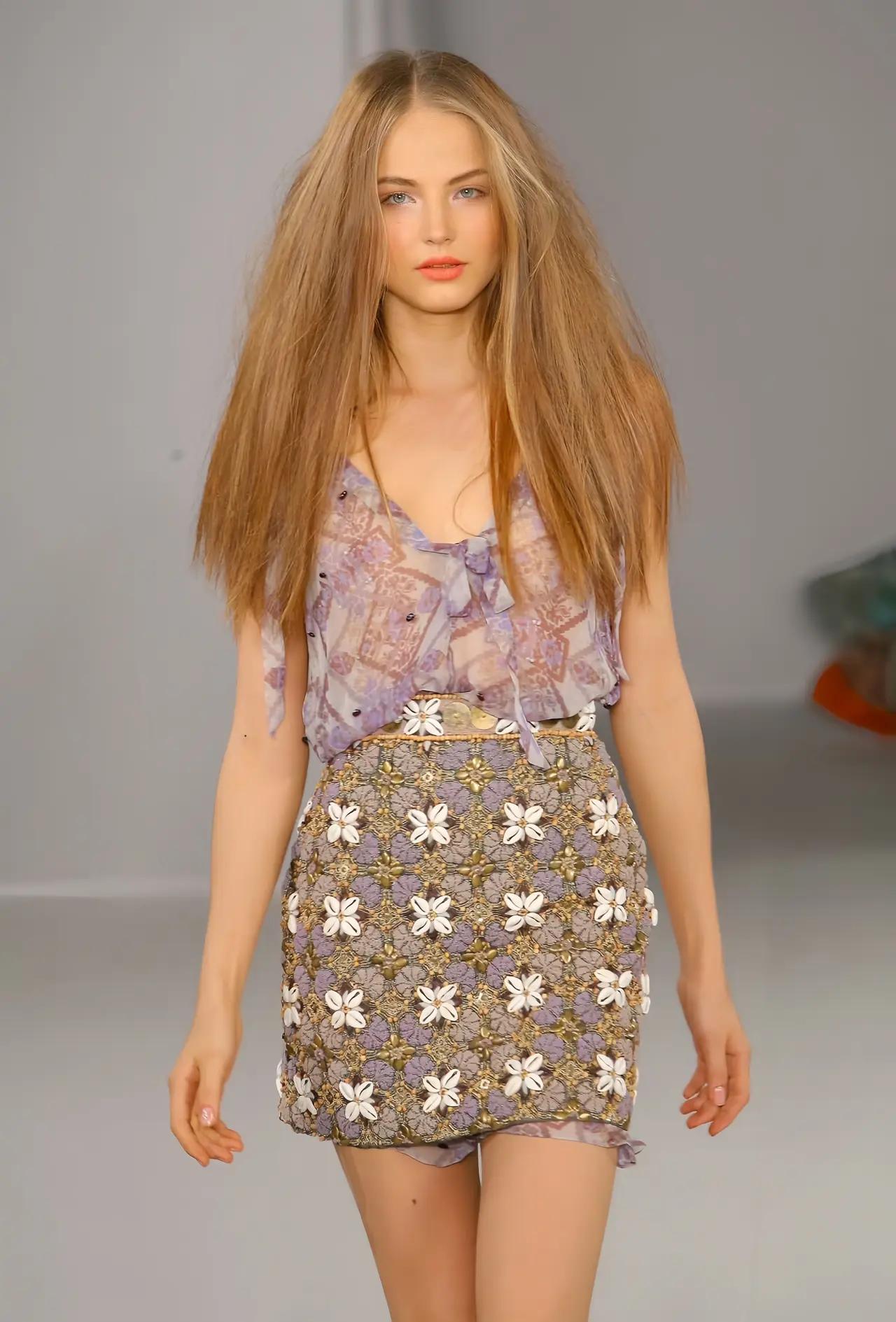 甜美少女风穿搭，花裙搭配透视上衣，清新自然！哪里的美女堪称一流美人照怎么拍才好