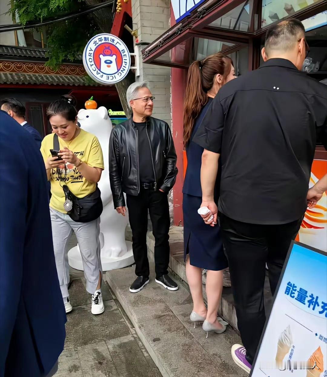 黄仁勋那件标志性皮衣，价格被扒出来了。官方售价8990美元，折合人民币约6.
