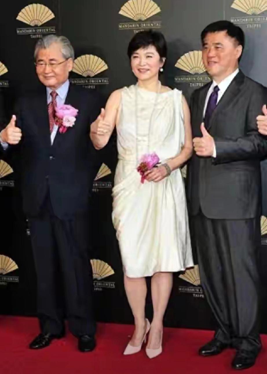 72岁林青霞剪短发太减龄！3套优雅穿搭，全无大妈感72岁林青霞换新