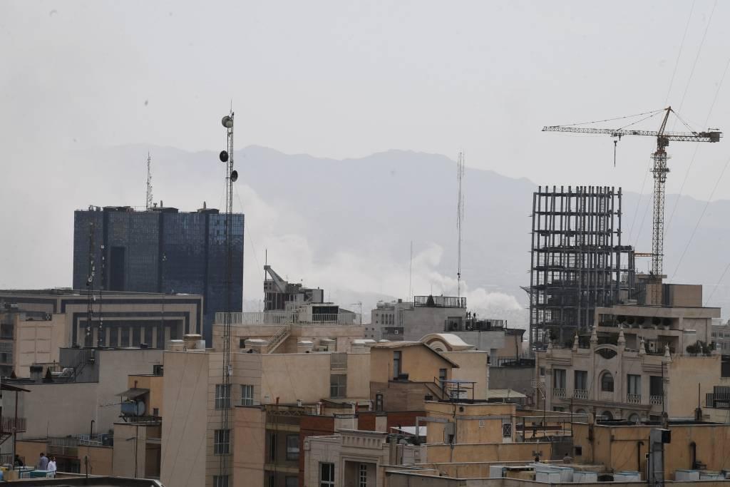 72岁的伊朗总统佩泽希齐扬，一个一辈子拿手术刀的心脏外科医生，干了件让所有人后背