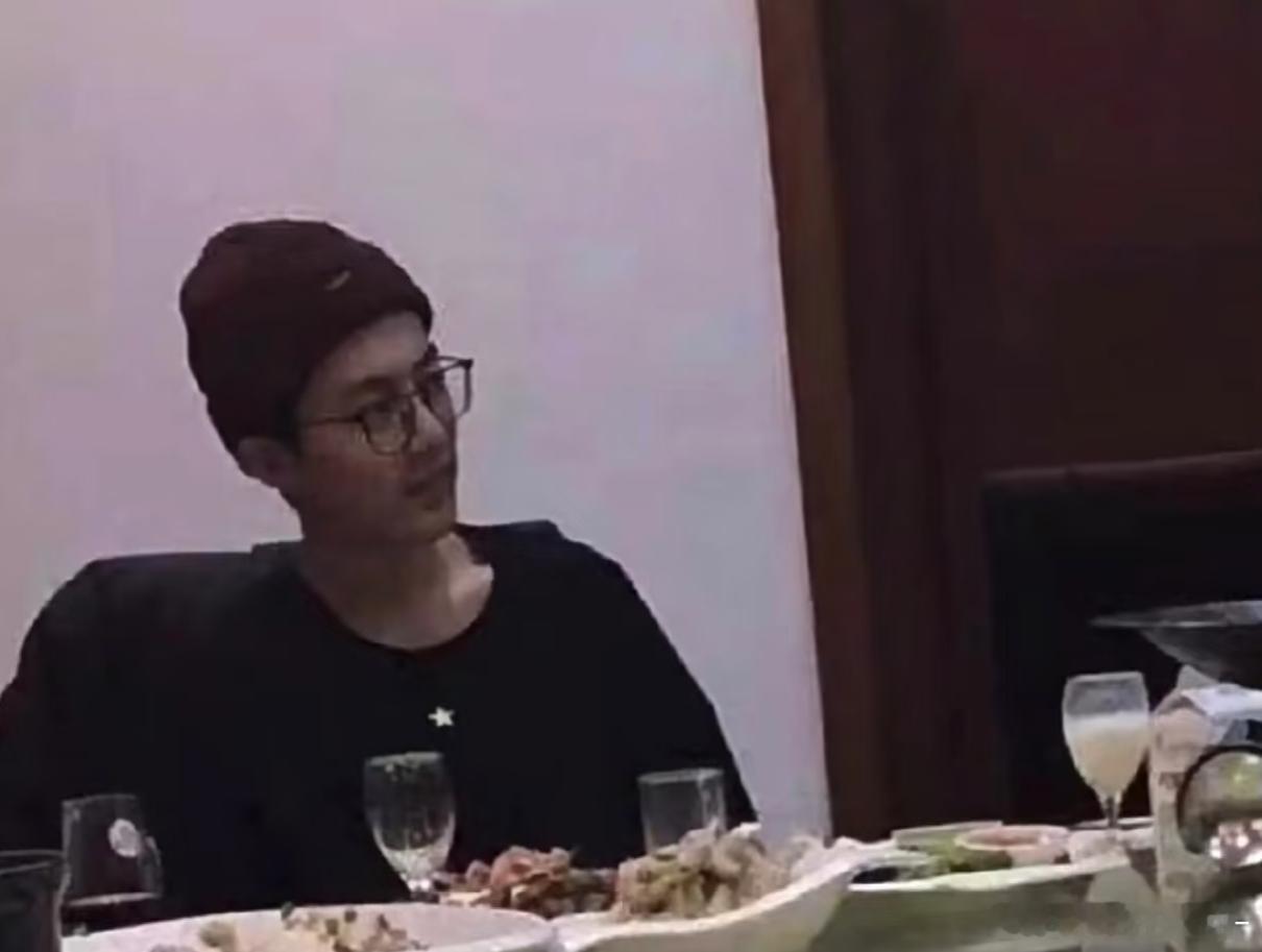 萌鼠了肖战聚餐喝的是酸奶欸😋🤲🏻