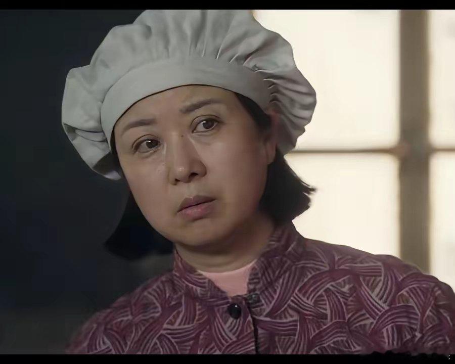 《主角》楚嘉禾把饭菜泼到易青娥脸上时，仔细看了看她一旁的胖婶儿，天哪，难怪她是现