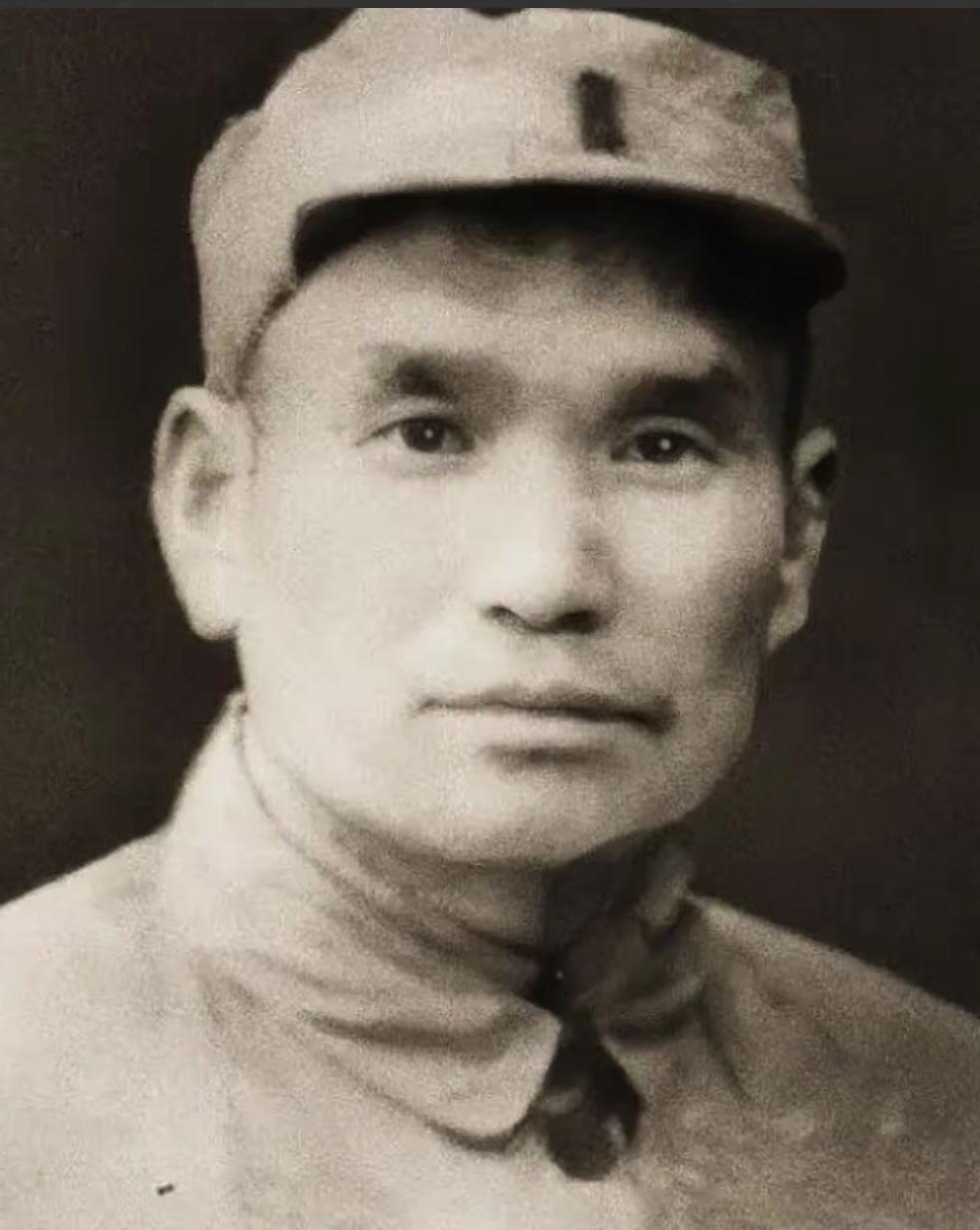 地主少爷当上军区副参谋长，1955年，评衔时，毛主席看中将名单，问工作人员：怎没