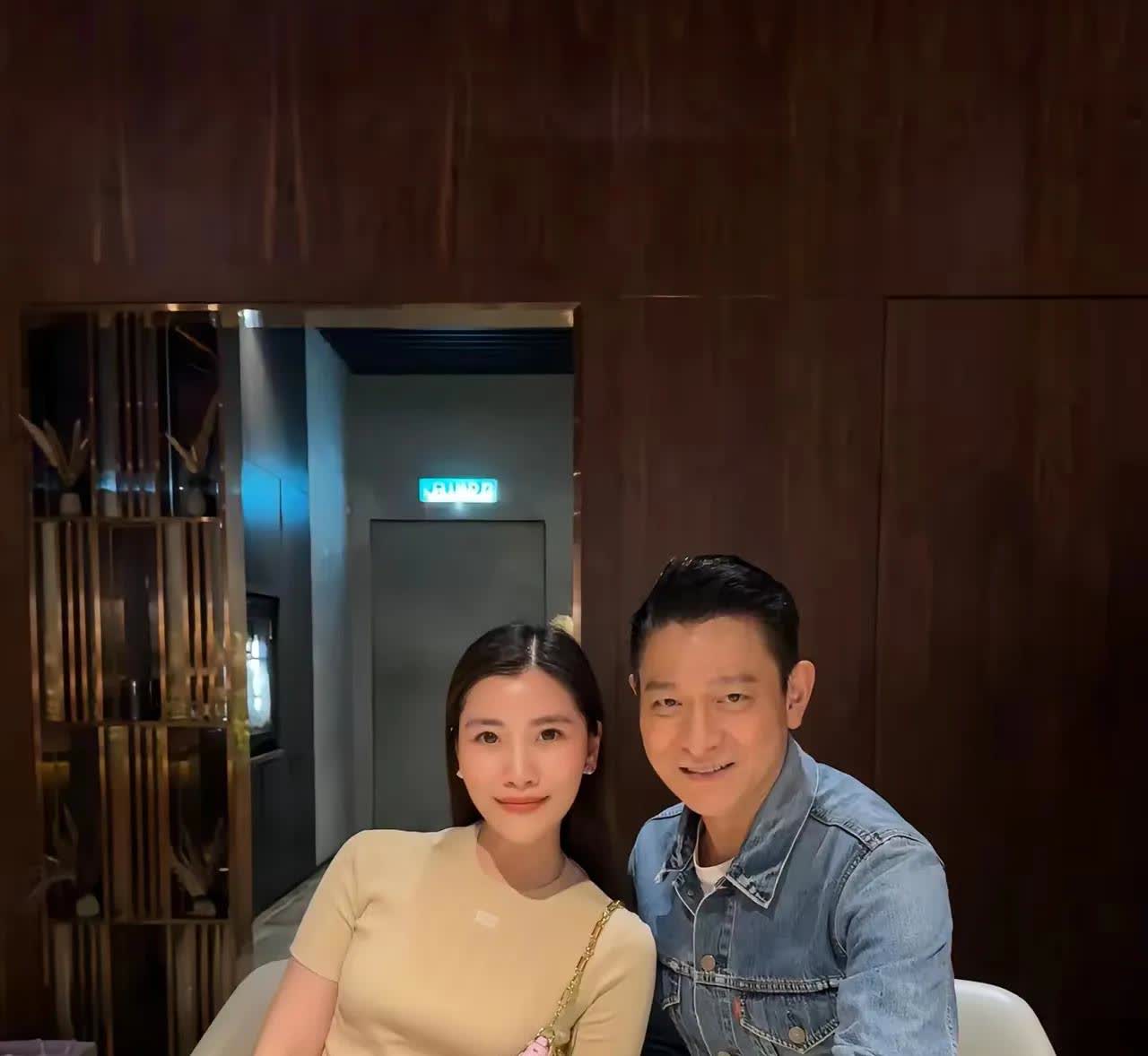 刘德华，今天去马来西亚，见老丈人了。小姨子在社交平台上，晒了与姐夫的合影！
