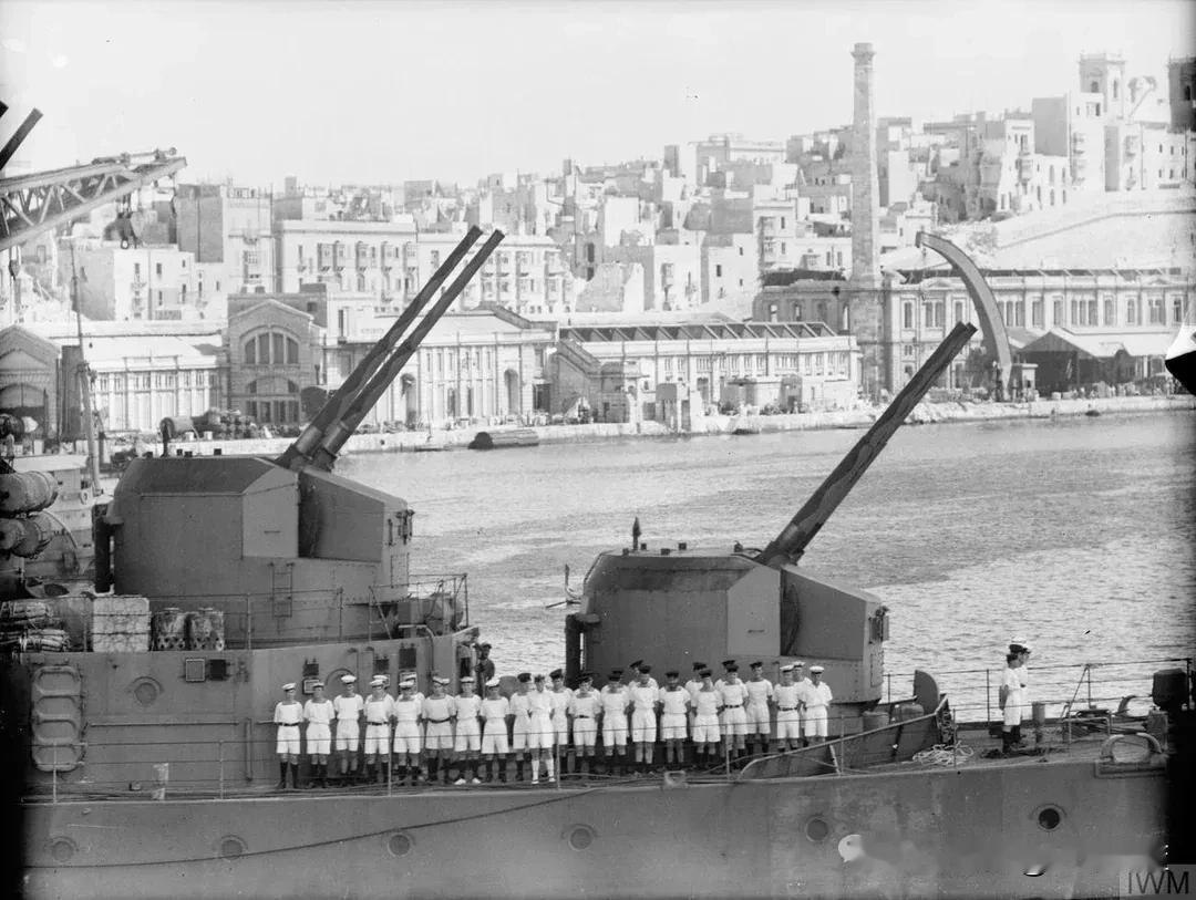 HMS“赫敏”号防空巡洋舰上壮观的前主炮时间为1942年3月，马耳他。赫敏号