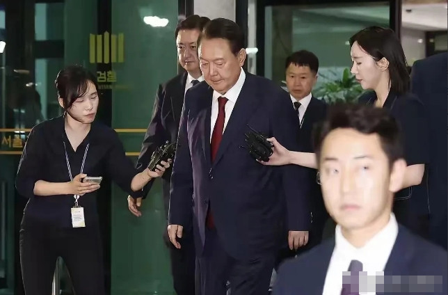 尹锡悦崩溃了当地时间29日凌晨1点左右，尹锡悦身形疲惫地走出独立检察组办公室，