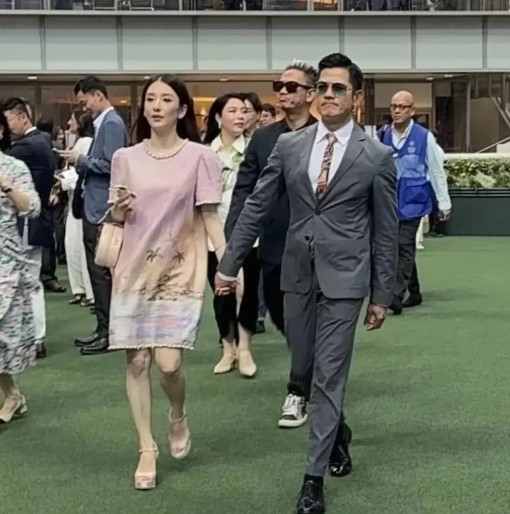 天王嫂方媛出来炸街了果然岁月从不败美人呀都说郭天王身高是短板但配方媛已经