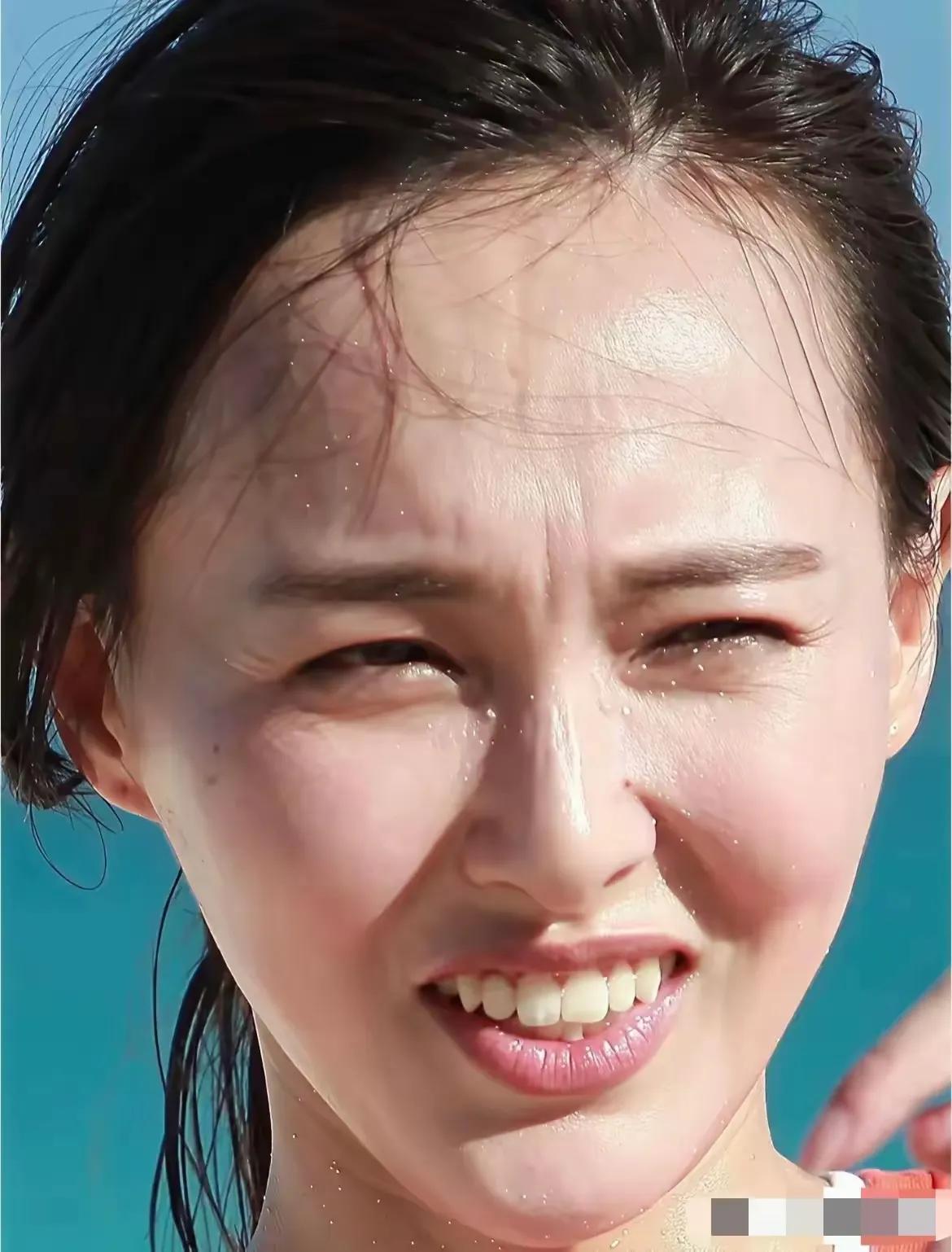 哦豁！原来明星素颜也和我们普通人差不多，看！大美女唐嫣的颜值也不过如此！其实