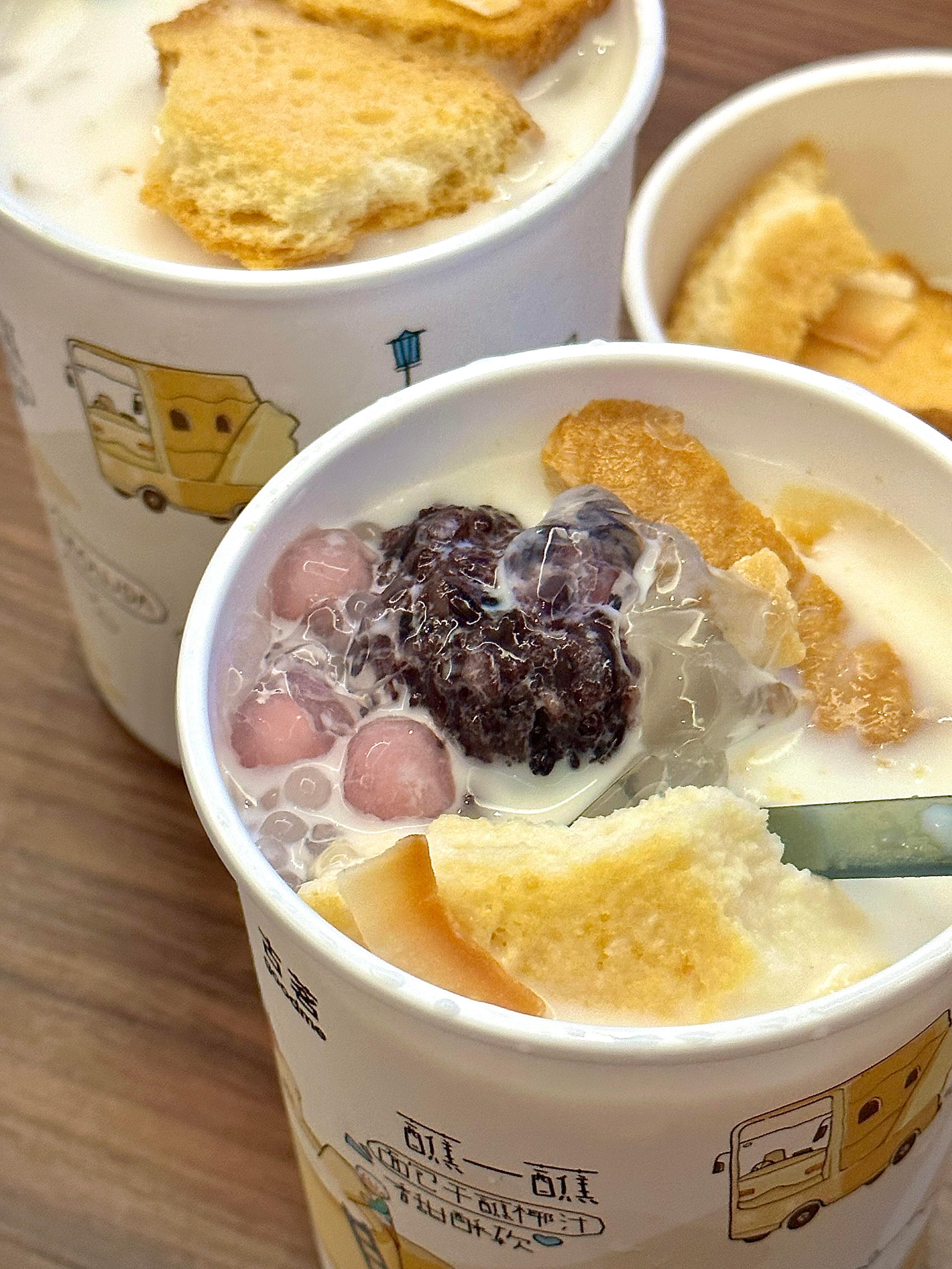 泡鲁达古茗这款泡鲁达风味十足，椰奶冰沙清甜爽口，面包干香脆交织软糯小料，满满东