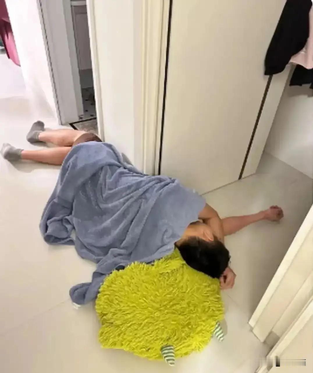 这故事看得我心里一紧。一个女人被家暴到哭着去找医生，结果医生没开药没打针，就