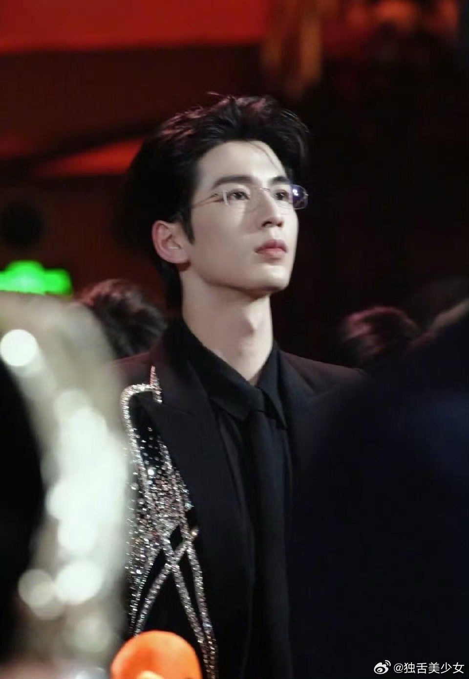 张凌赫满眼都是对自己的肯定不被外界噪音左右，只专注脚下的路。张凌赫的肯定，藏在