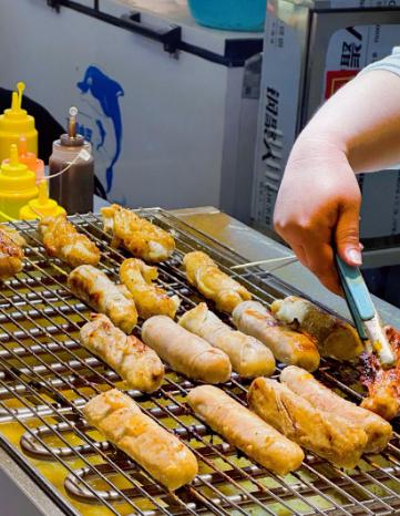 网传沈阳凌晨一点的夜市，18个壮汉吃了180串炸串、喝光5瓶白酒，结完账转身就走