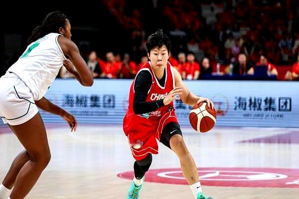 名单一出，心口一紧。刘禹彤，终于以中国女篮的名义，去打亚运了。14人齐整，