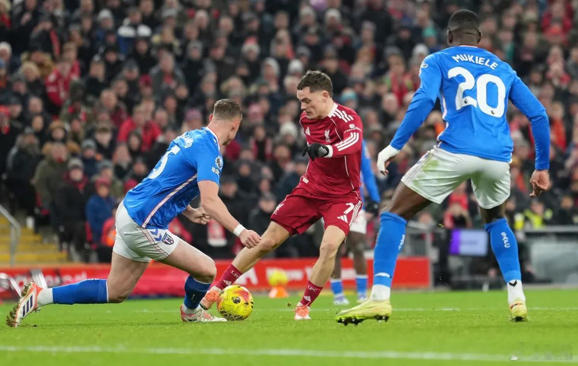 利物浦阿森纳33分，利物浦22分，现在随着每轮比赛的推进，利物浦与领头羊的差距