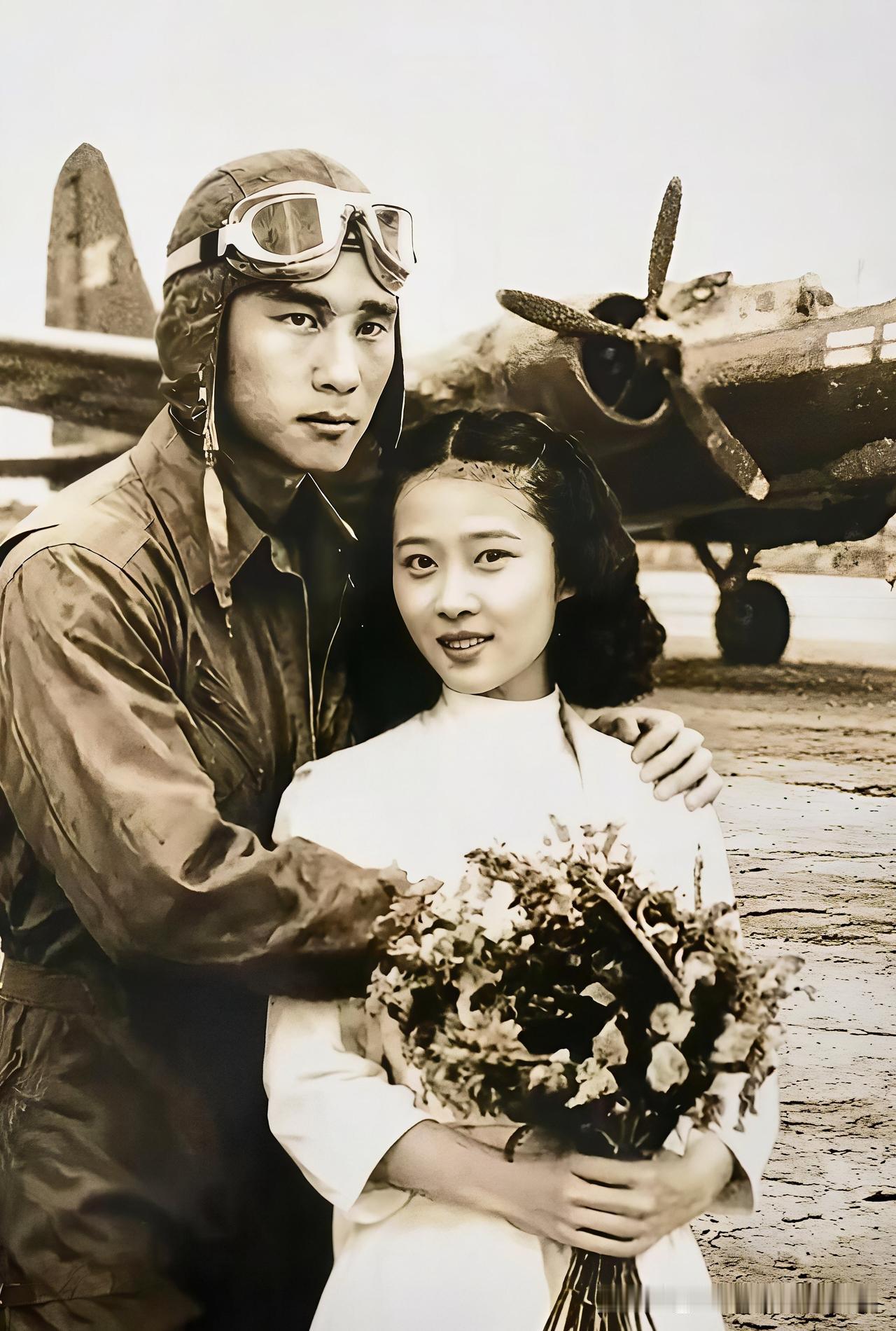 最悲壮的空战婚纱照：22岁他撞向日机殉国，留爱人一生思念这张温柔青涩的合影