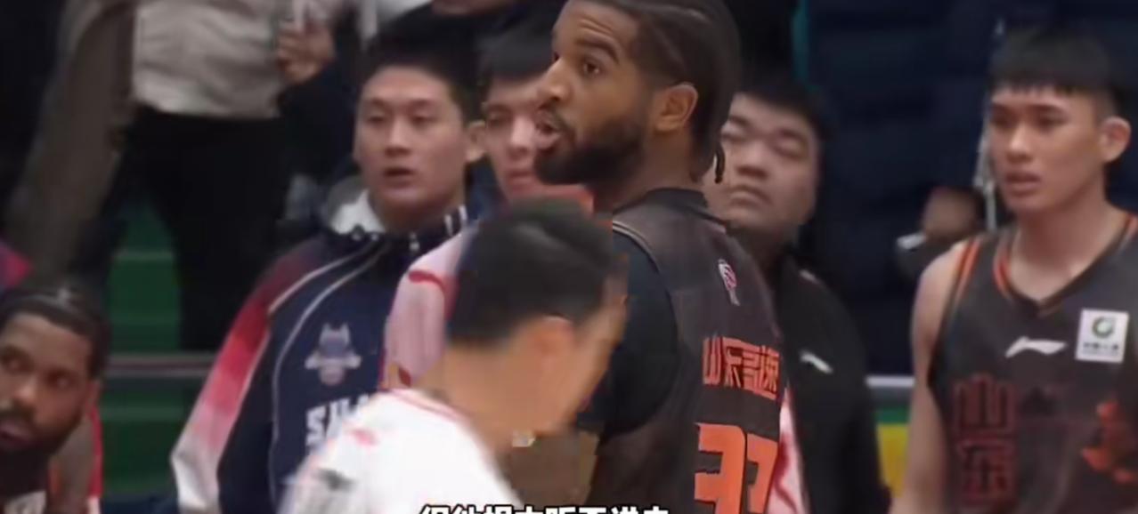 山东高速外援克里斯脾气真大，不听主教练邱彪的劝阻，直接罢赛，愤然离开球员座席，对