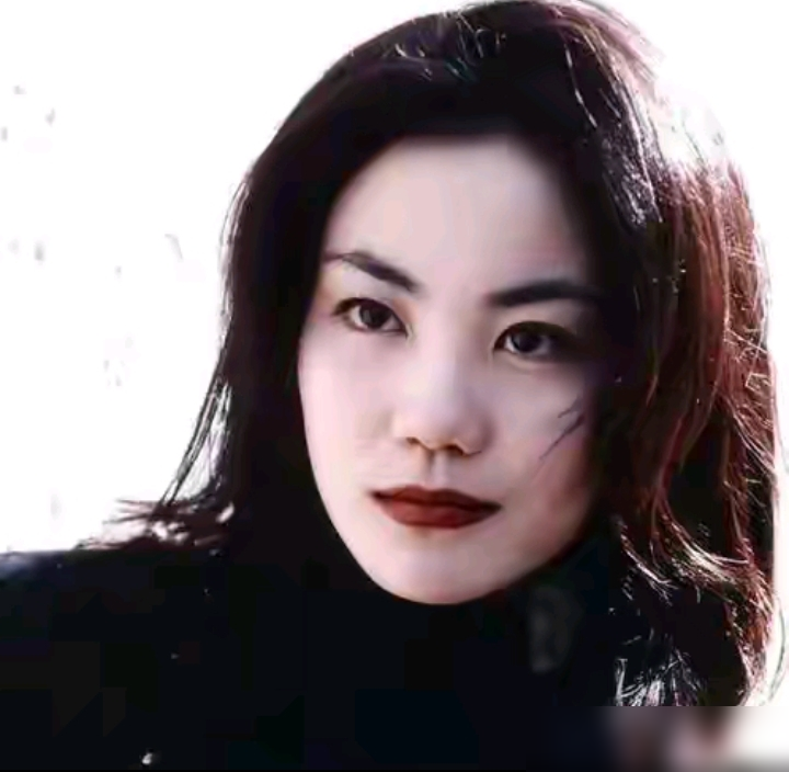 1999年东京演唱会，窦唯当着几万人的面，搂着身边的高原说，这是我爱人。那时候王菲还在家带孩子，窦靖