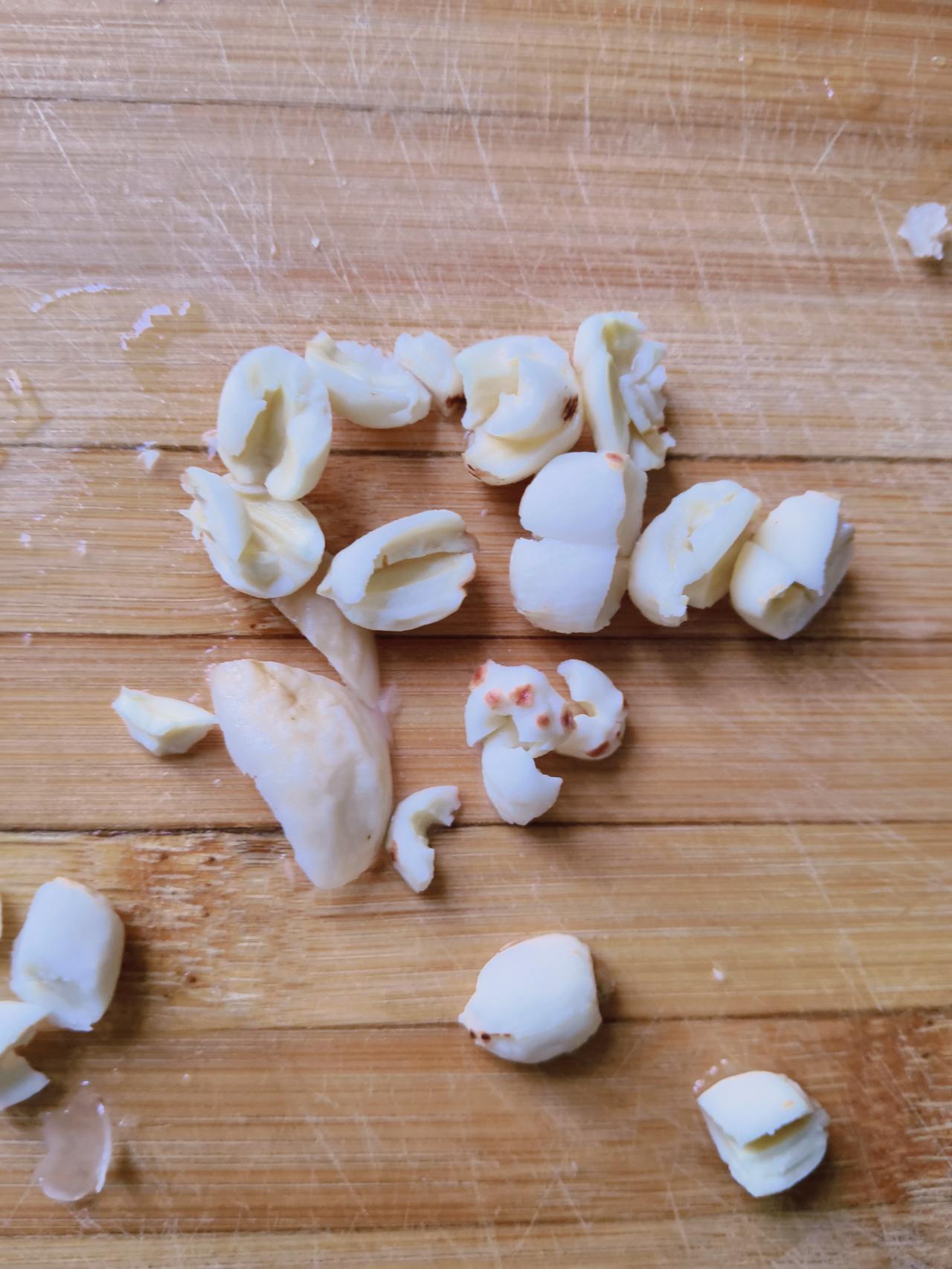 莲子怎么处理？太干了，不能直接下锅，泡半个小时以后，也不能直接下锅，用刀拍碎了，