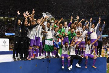 根据ChatGPT的排名，足球史上最佳球队（俱乐部级别）如下：🇪🇸1