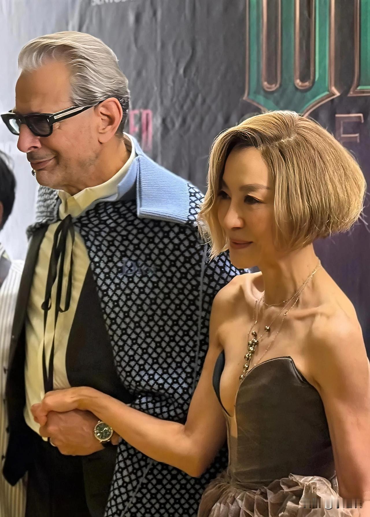 杨紫琼真的太拼了，63岁穿低胸裙，胸都快被挤变形了，就不能穿适合她年纪的衣服吗？