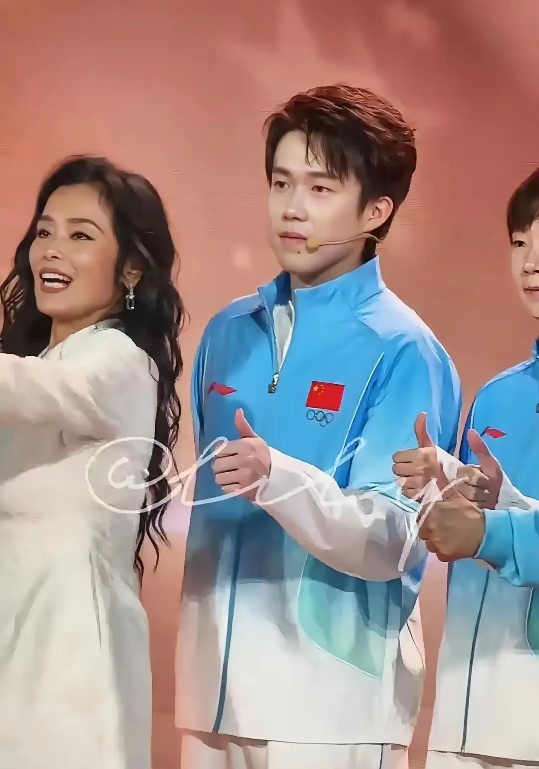 谁能不笑！昨晚亚运装备发布会合影，大头自带超强边界感，平时合照习惯把手背在