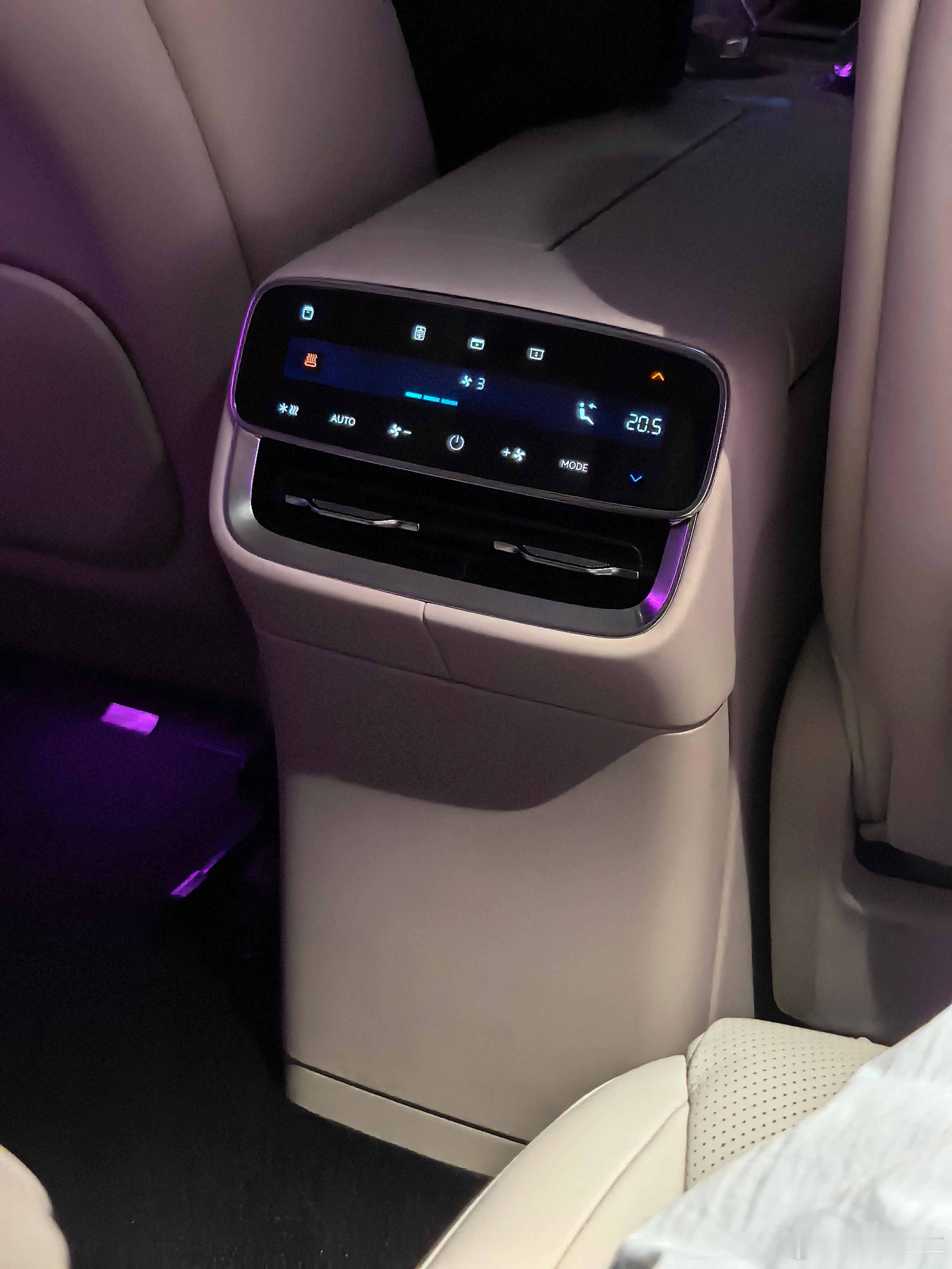 天一冷喝凉水就肚子疼，真的太难受了，好在问界M8的小冰箱能制热，35℃到50℃的