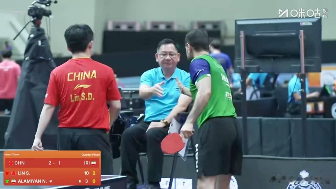 乒乓球亚锦赛四强争夺战，中国男队战胜伊朗队。首盘林诗栋2：3爆冷不敌15岁小将法