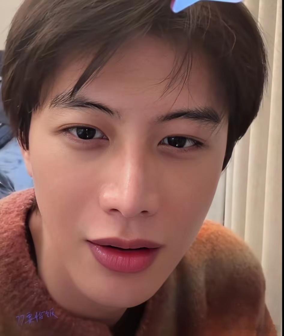 何健麒今天直播透露了三个好消息第一个，他接下来有一部竖屏短剧，是他非常喜欢的本子