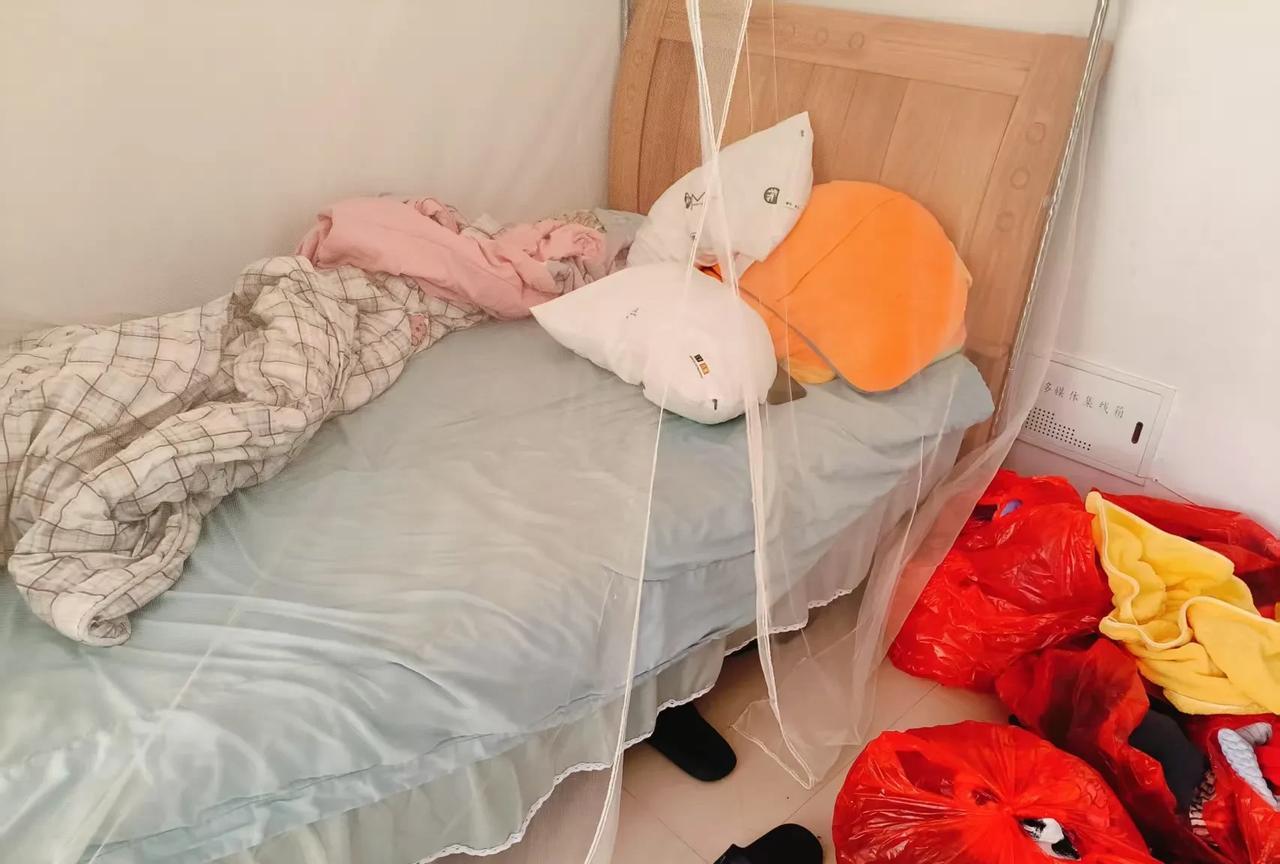 我打电话给老公，想让他给我出一半的买床钱，可是他却说不关他的事。目前我是跟孩子