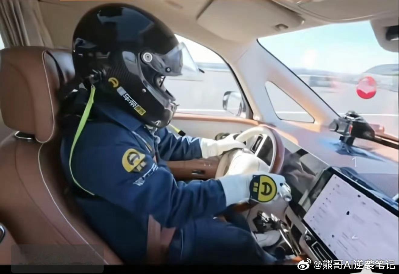 又开始争论踩刹车姿势、坐的姿势了……我这么说吧，东门这个坐姿和踩刹车的姿势，恰恰证明他很专业。懂车帝